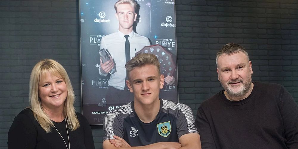 1718 burnley younger signs contract 1000x500