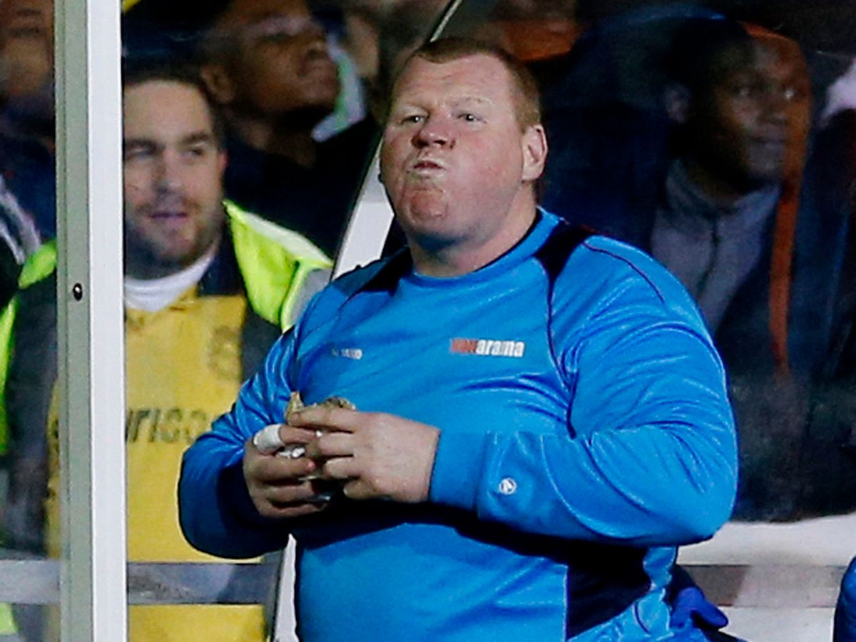 Sutton-Uniteds-substitute-Wayne-Shaw-eats-a-pie-during-the-match.jpg