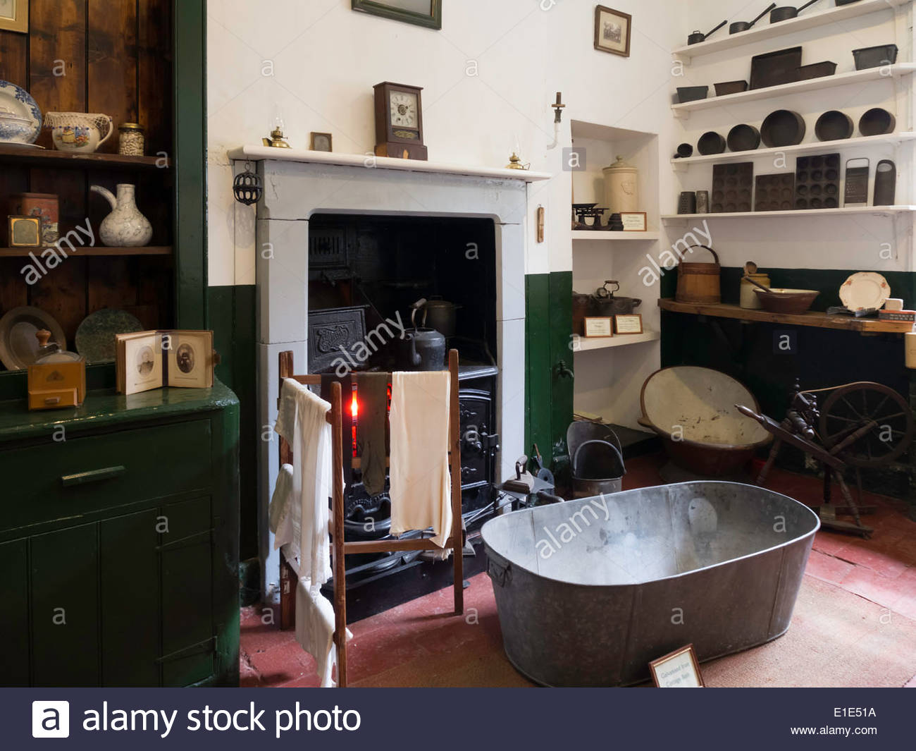 exhibit-of-old-fashioned-kitchen-at-the-bygones-museum-at-holkham-E1E51A.jpg