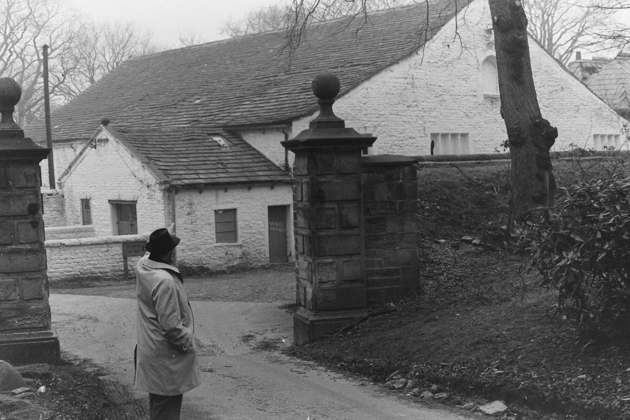 civic trust Lord at gawthorpeJPG.JPG