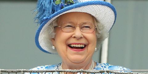 the-queen-laughing-1492521870.jpg
