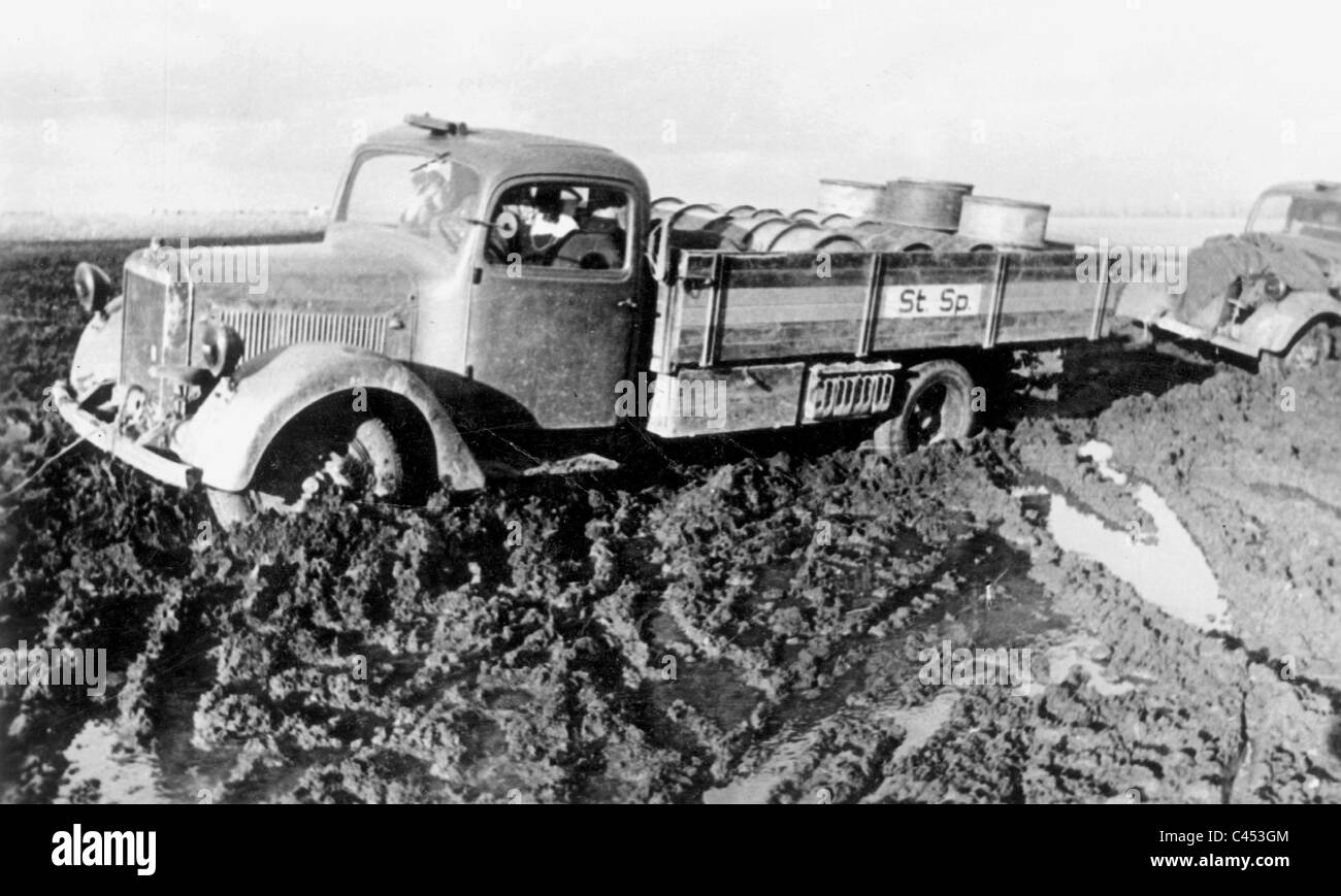 stranded-truck-on-the-eastern-front-1942-C453GM.jpg