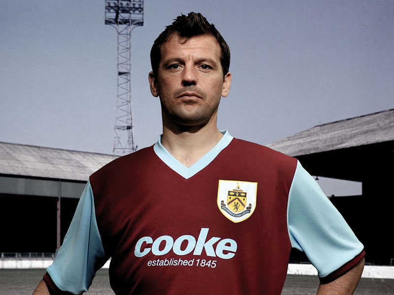 Robbie-Blake-Burnley-New-Home-Kit-2009-2010_2336987.jpg
