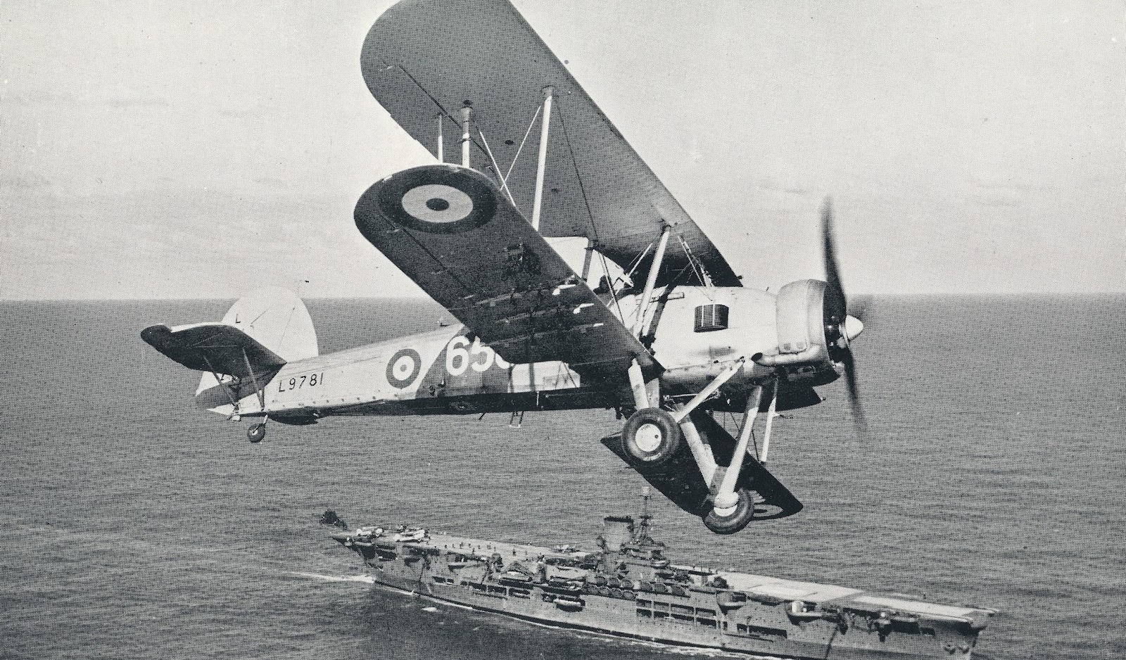 Fairey Swordfish da FAA  sobre o HMS Ark Royal.jpg
