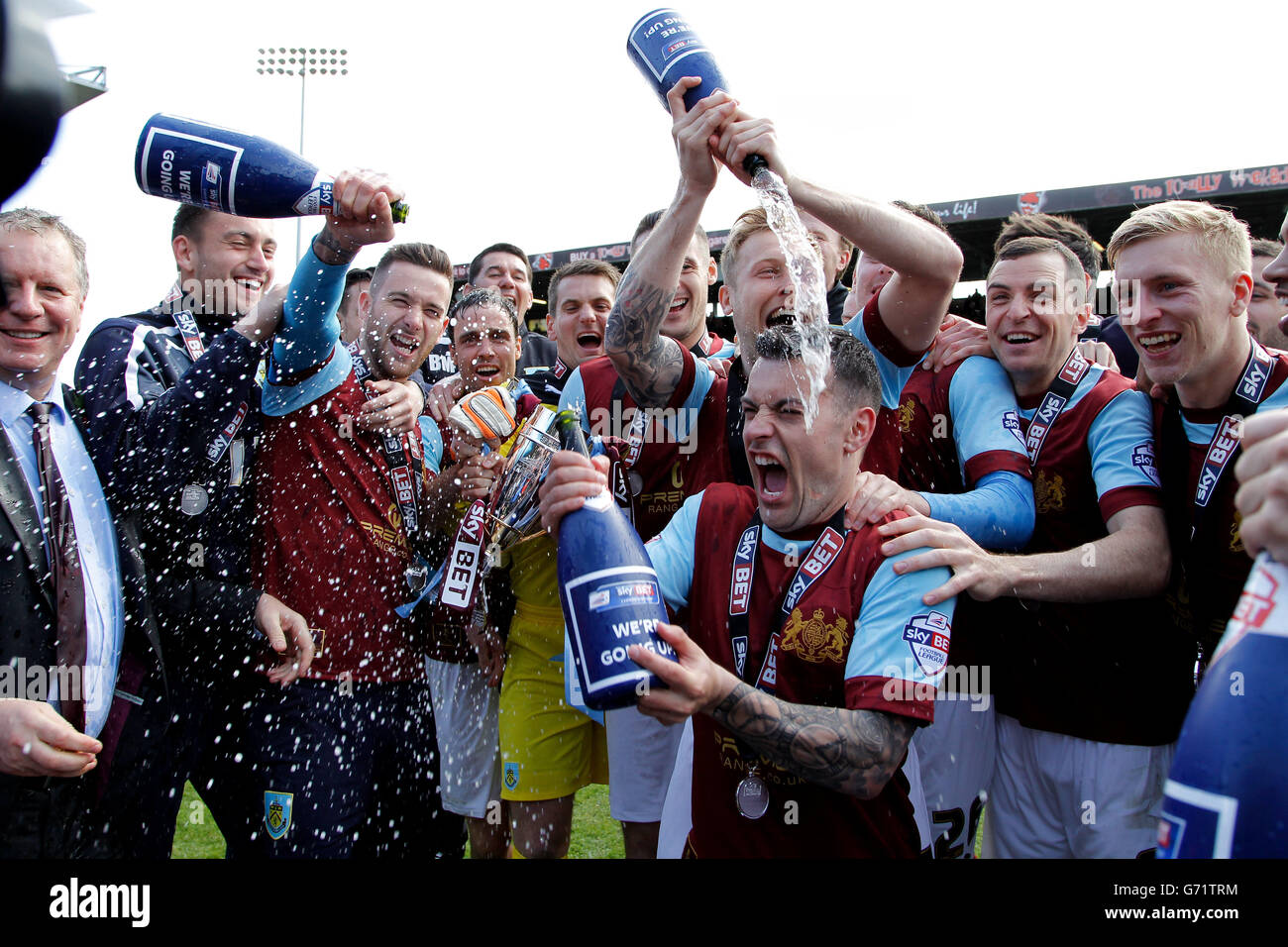 burnleys-players-celebrate-with-champagne-after-winning-promotion-G71TRM.jpg
